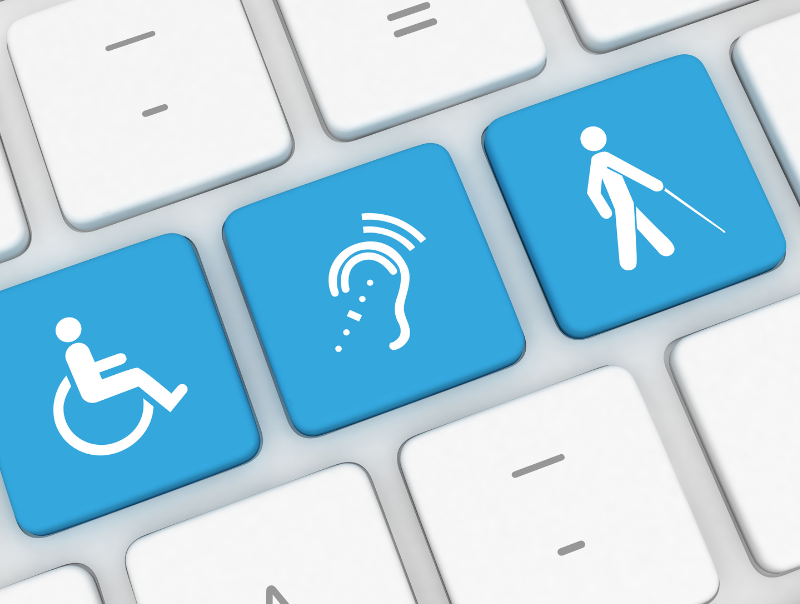 Þrír bláir aðgengislyklar á tölvulyklaborði sem sýna tákn fyrir hjólastól, heyrn/textun og blindrastaf.